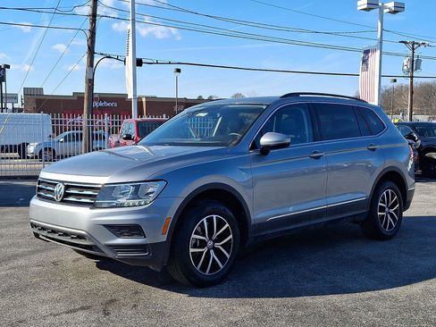 Used 2021 Volkswagen Tiguan SE w/ Panoramic Sunroof Package image 3