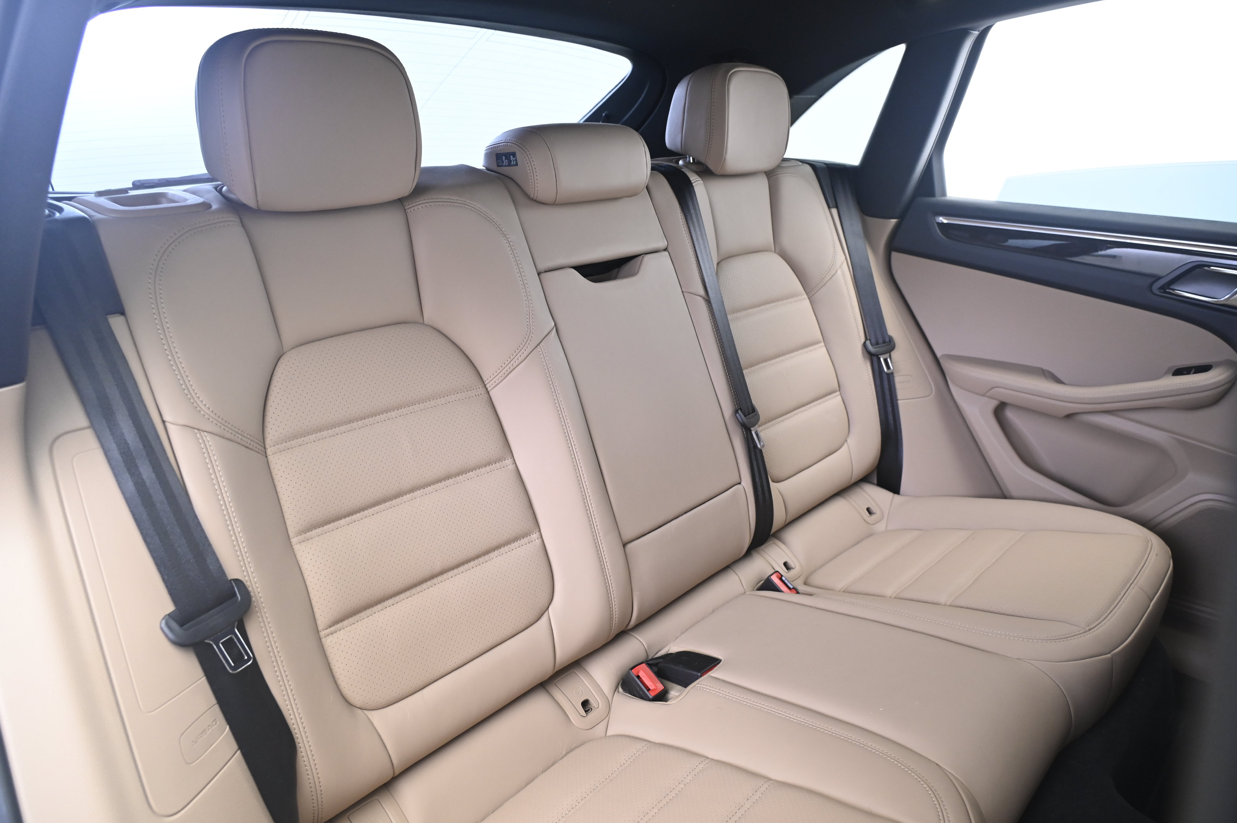 Certified 2024 Porsche Macan AWD/4WD image 19