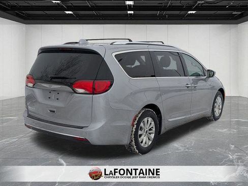 Certified 2018 Chrysler Pacifica Touring-L image 5