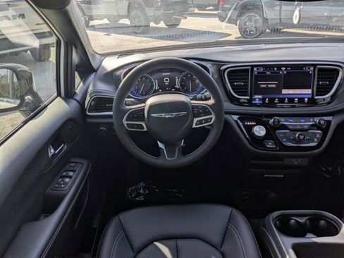 New 2026 Chrysler Pacifica Select FWD image 17