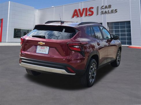 Used 2025 Chevrolet Trax LT w/ LT Convenience Package image 6