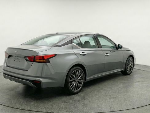 Used 2025 Nissan Altima 2.5 SV image 9