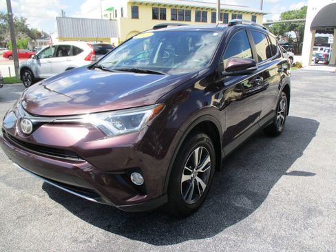 Used 2017 Toyota RAV4 XLE AWD/4WD image 4