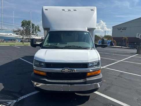 Used 2017 Chevrolet Express 3500 RWD image 8