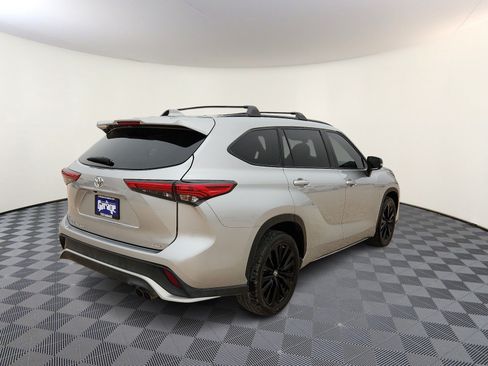 Used 2023 Toyota Highlander XSE FWD image 4