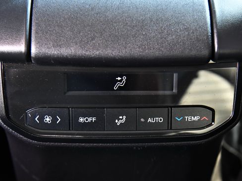 Used 2024 Toyota Highlander XLE FWD image 42