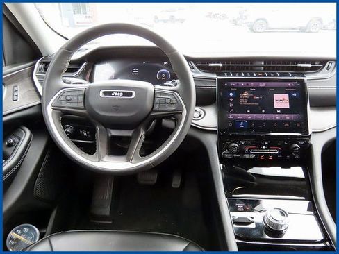Used 2023 Jeep Grand Cherokee Limited image 12