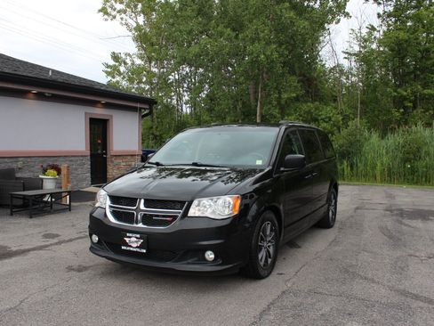 Used 2017 Dodge Grand Caravan SXT FWD image 12