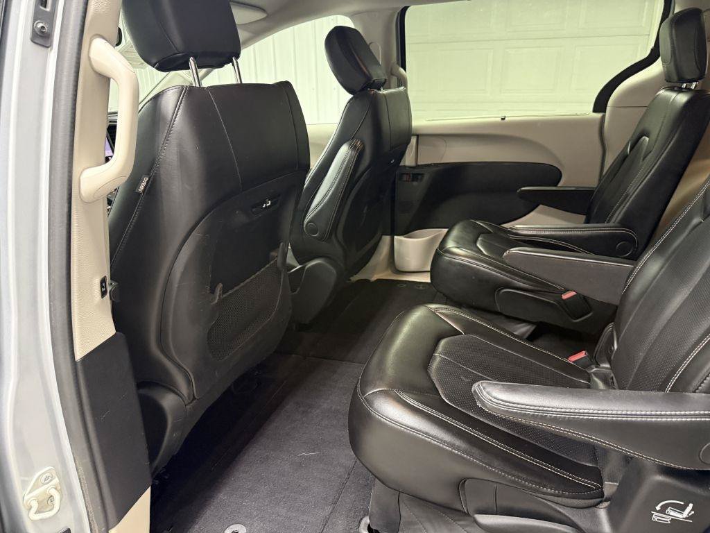 Used 2023 Chrysler Pacifica Touring-L FWD image 27