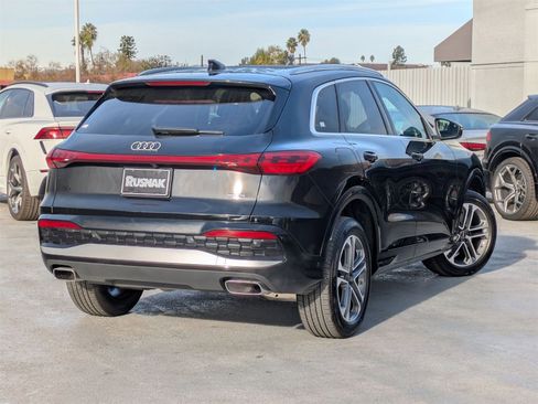 Used 2025 Audi Q5 Premium w/ Convenience Package image 4