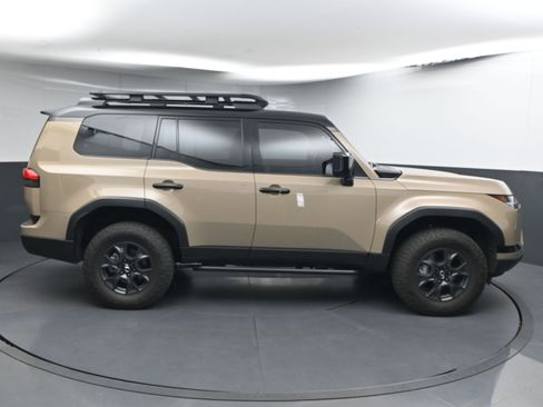 Used 2025 Lexus GX 550 w/ Accessory Package (32) AWD/4WD image 9