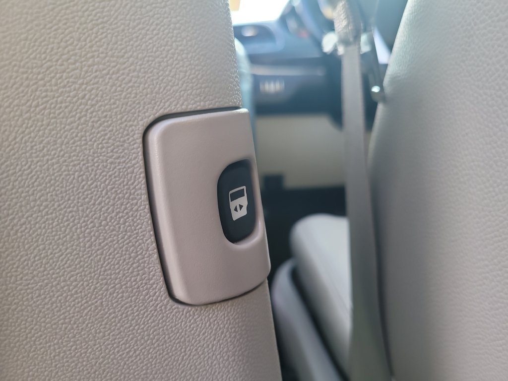 Used 2016 Chrysler Town & Country Touring-L FWD image 11