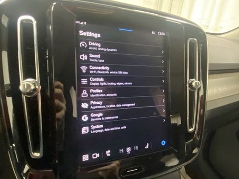 Used 2025 Volvo XC40 B5 Core image 22