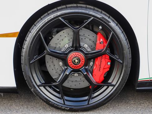 Used 2018 Lamborghini Huracan Performante AWD/4WD image 20