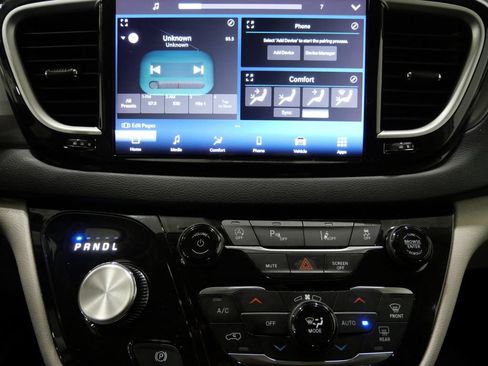 Used 2023 Chrysler Pacifica Touring-L FWD image 22