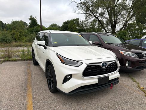 Used 2021 Toyota Highlander LE AWD/4WD image 4