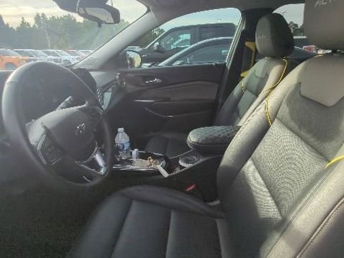 Used 2025 Chevrolet Trax ACTIV FWD image 10