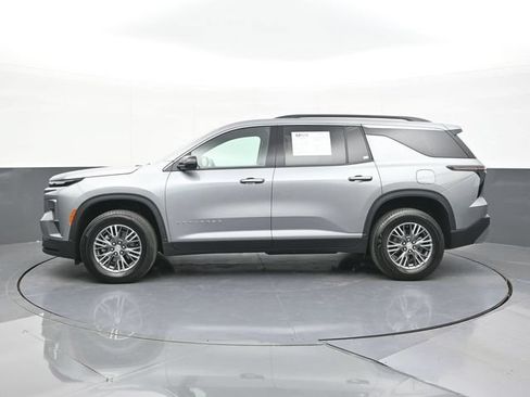Used 2025 Chevrolet Traverse LT w/ Driver Confidence Package FWD image 8