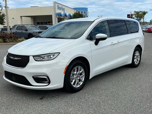 Used 2023 Chrysler Pacifica Touring-L image 1