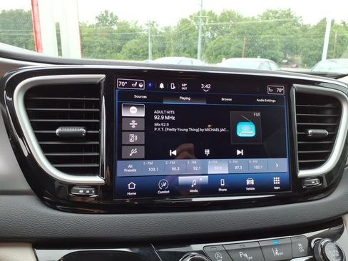 Used 2024 Chrysler Pacifica Touring-L FWD image 11