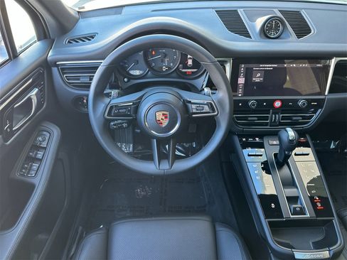 Used 2025 Porsche Macan image 16