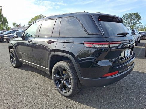 New 2025 Jeep Grand Cherokee Altitude image 4