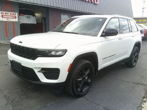 Used 2023 Jeep Grand Cherokee Altitude AWD/4WD image 2