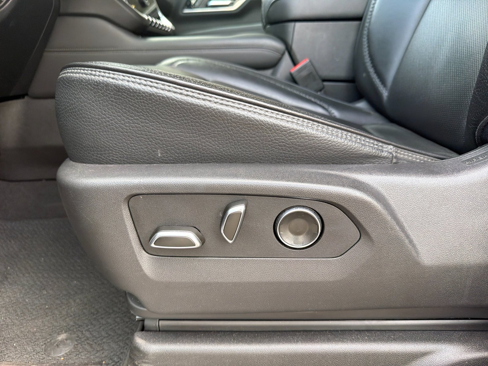 Used 2025 GMC Yukon XL Denali AWD/4WD image 12