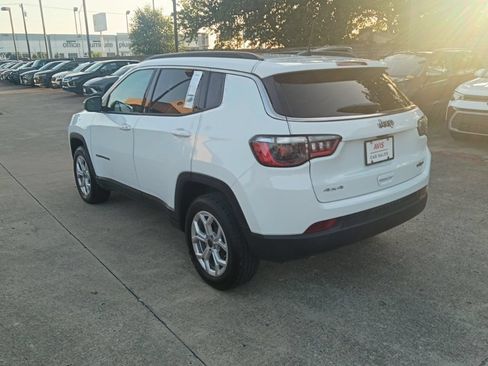 Used 2025 Jeep Compass Latitude w/ Sun & Sound Group AWD/4WD image 8