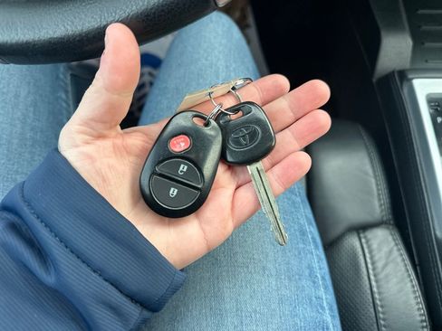 Used 2014 Toyota Tundra Platinum image 28