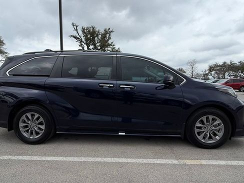 Certified 2022 Toyota Sienna XLE image 4