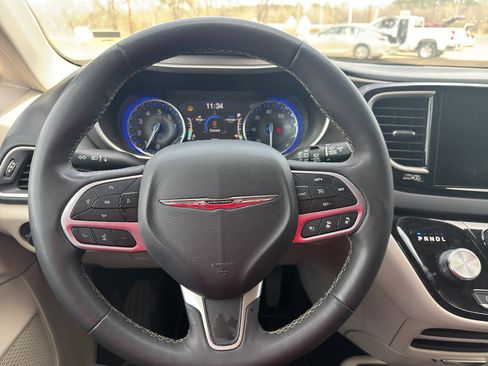 Used 2023 Chrysler Pacifica Touring-L image 4