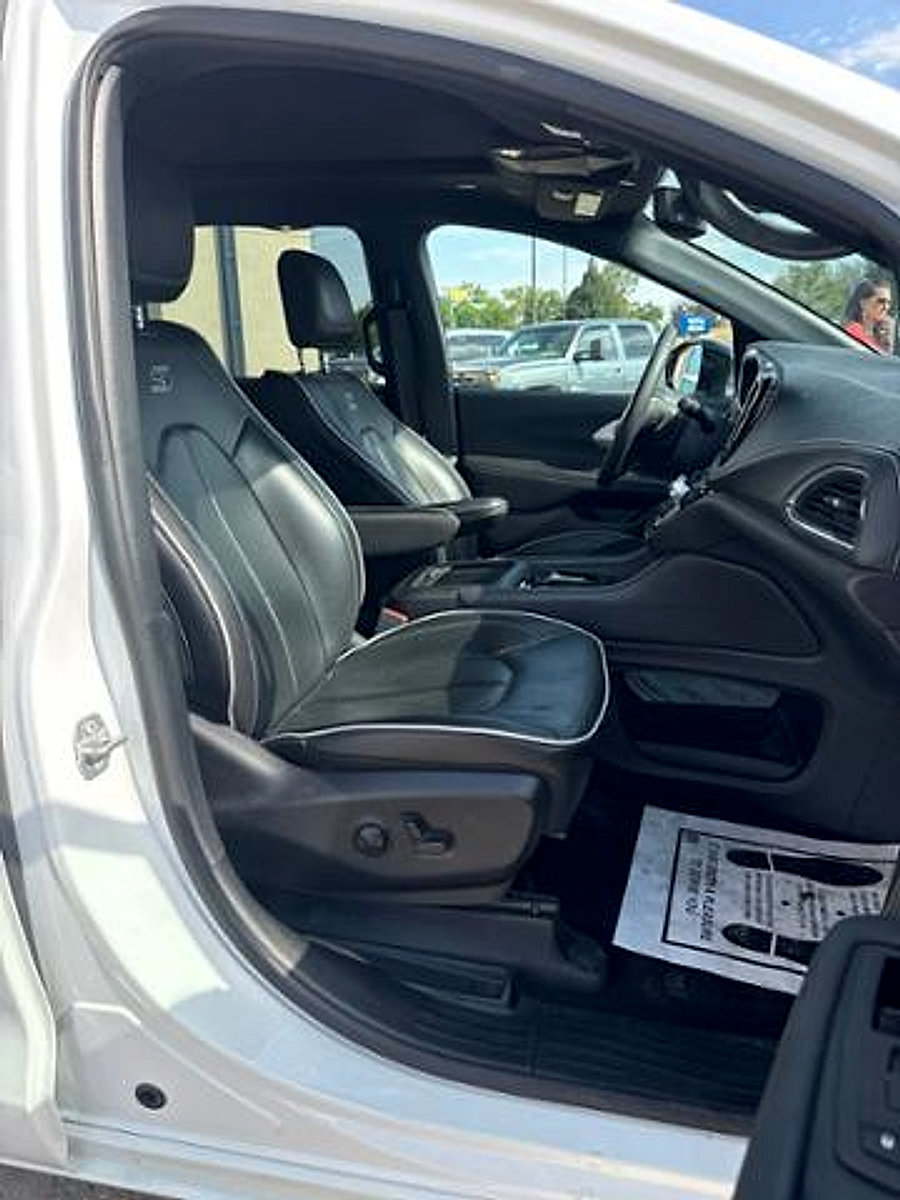 Used 2025 Chrysler Pacifica Limited FWD image 26