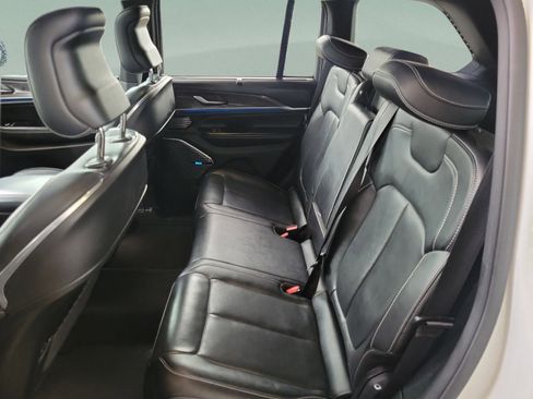 Used 2022 Jeep Grand Cherokee Overland w/ Luxury Tech Group IV image 14