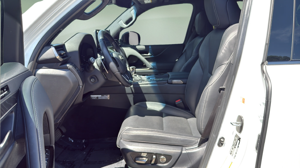 Used 2023 Lexus LX 600 4WD w/ Appearance Package image 11