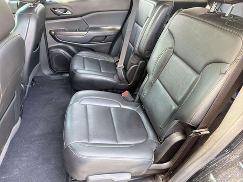 Used 2022 GMC Acadia SLT w/ Technology Package FWD image 15