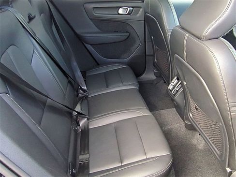 Used 2025 Volvo XC40 B5 Plus image 19