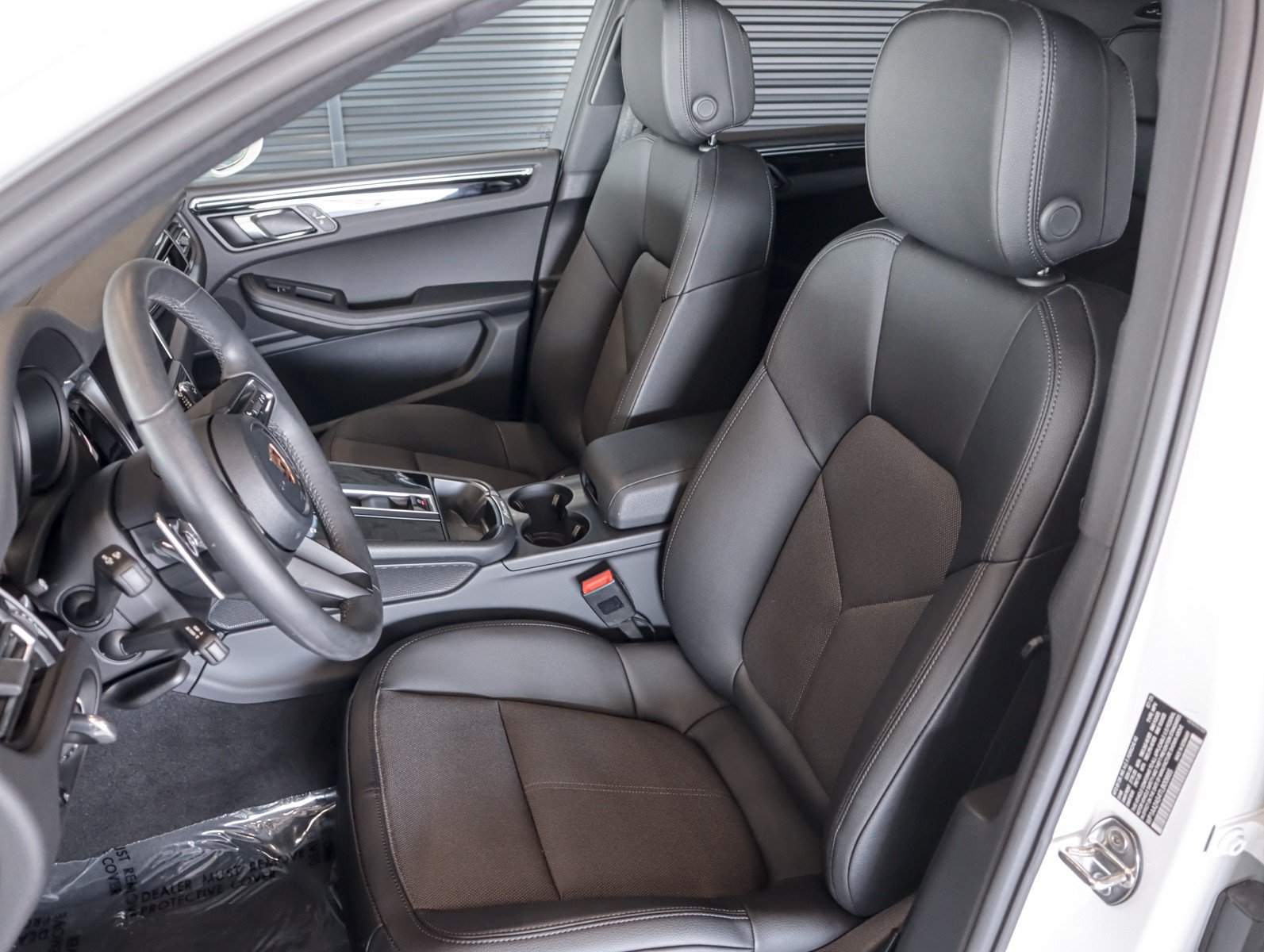 Certified 2026 Porsche Macan AWD/4WD image 5