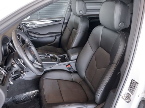 Certified 2026 Porsche Macan AWD/4WD image 5