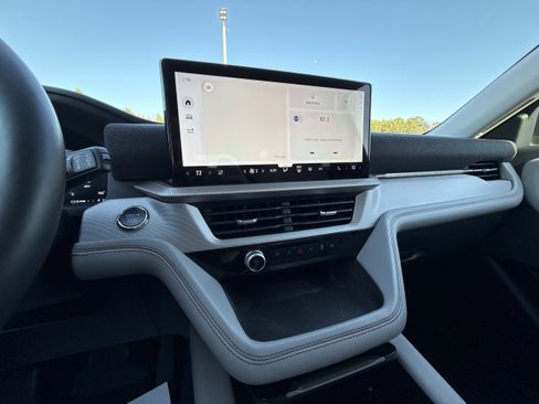 Used 2025 Ford Explorer Active w/ Active Comfort Package image 16