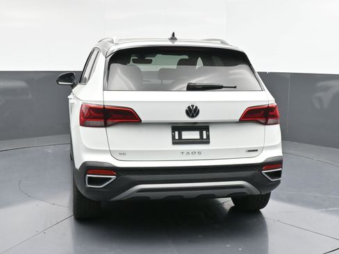 Used 2024 Volkswagen Taos SE w/ Panoramic Sunroof Package image 7