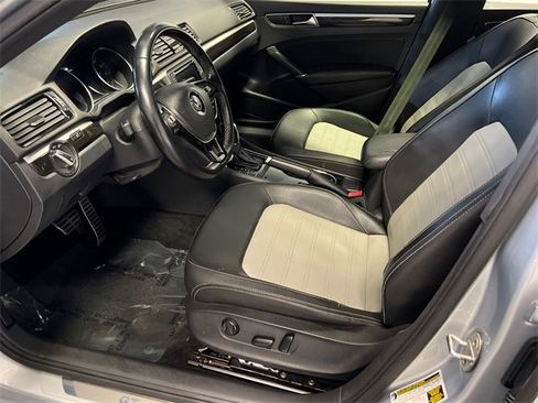 Used 2018 Volkswagen Passat 3.6 image 2