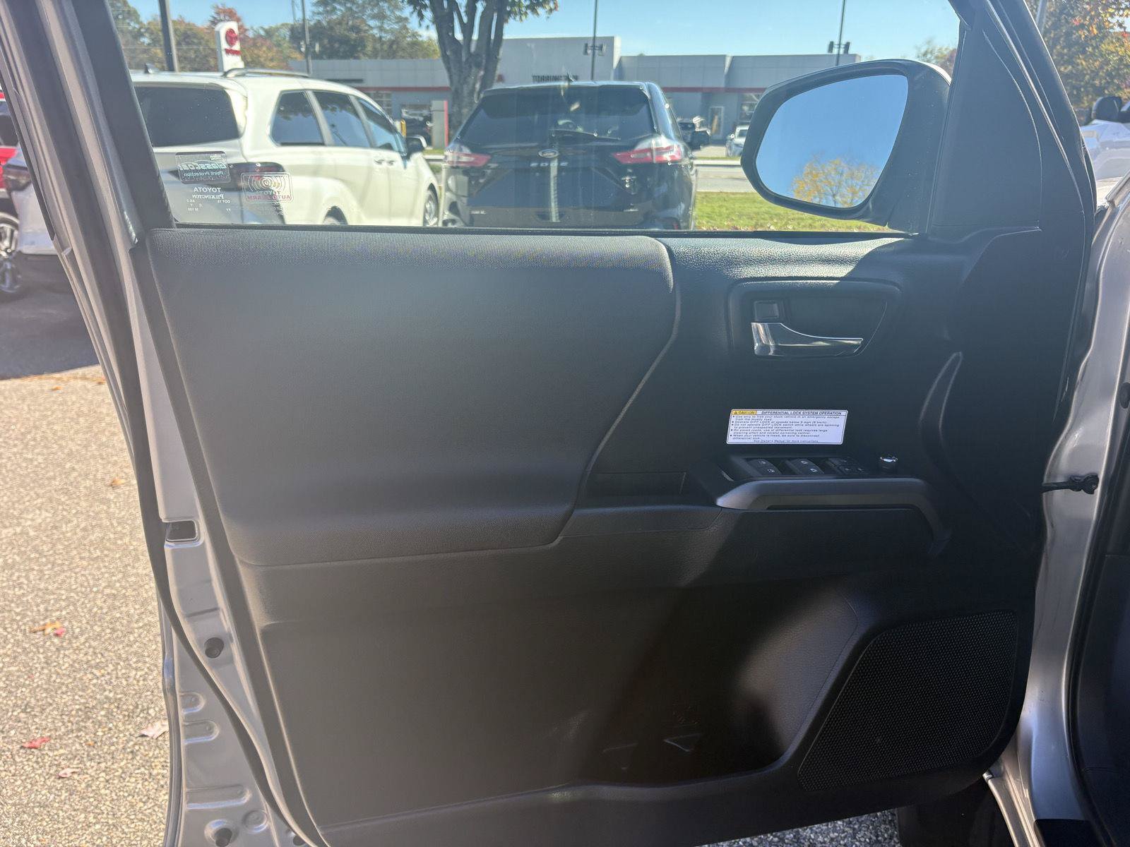 Used 2016 Toyota Tacoma TRD Off-Road w/ Towing Package AWD/4WD image 9