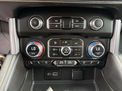 Used 2023 GMC Yukon SLT AWD/4WD image 31