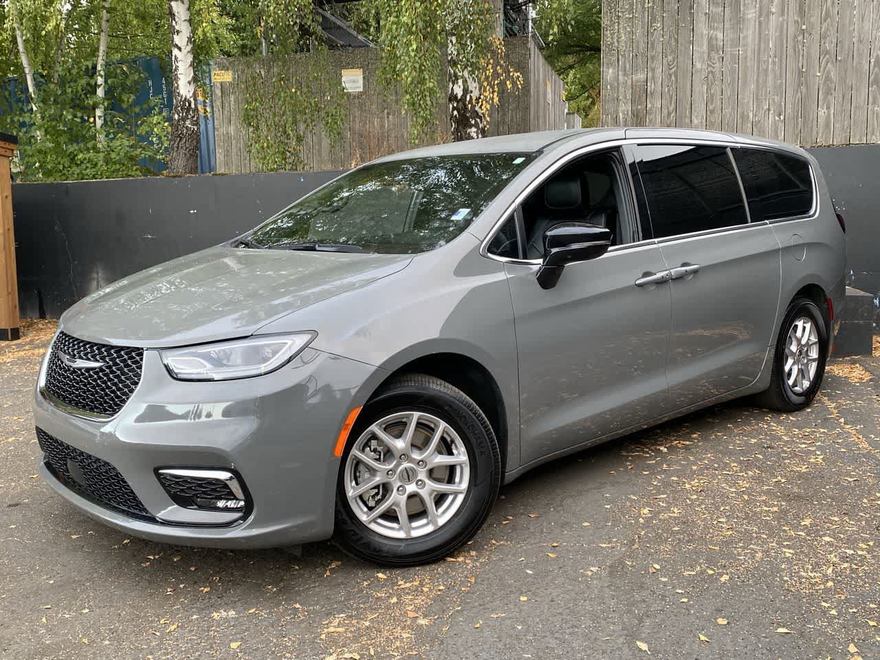 Used 2025 Chrysler Pacifica Select FWD image 1