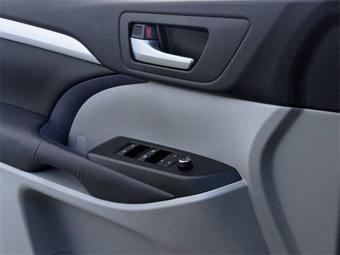 Used 2016 Toyota Highlander XLE image 27