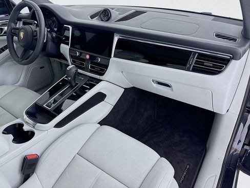 Certified 2025 Porsche Macan AWD/4WD image 33