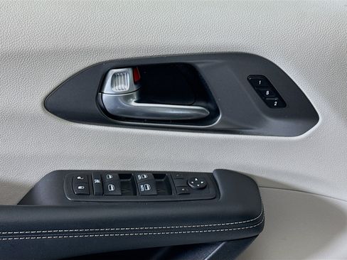 Used 2024 Chrysler Pacifica Touring-L image 15