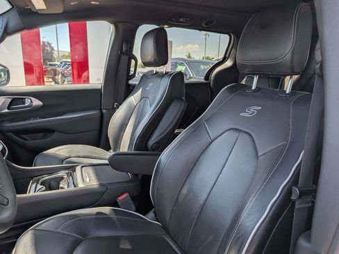Used 2025 Chrysler Pacifica Limited FWD image 7