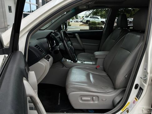 Used 2012 Toyota Highlander SE FWD image 10